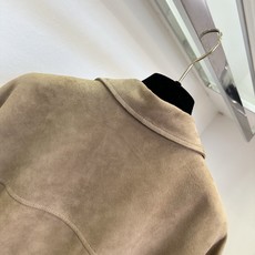 「真正的喜欢是一意孤行的偏爱 而不是权衡利弊后的妥协」 意大利进口翻毛羊皮 手工立体刺绣赋予整件灵魂。细腻柔和的 「真正的喜欢是一意孤行的偏爱 而不是权衡利弊后的妥协」 意大利进口翻毛羊皮 手工立体刺绣赋予整件灵魂。细腻柔和的