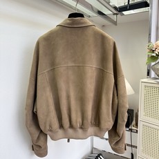 「真正的喜欢是一意孤行的偏爱 而不是权衡利弊后的妥协」 意大利进口翻毛羊皮 手工立体刺绣赋予整件灵魂。细腻柔和的 「真正的喜欢是一意孤行的偏爱 而不是权衡利弊后的妥协」 意大利进口翻毛羊皮 手工立体刺绣赋予整件灵魂。细腻柔和的