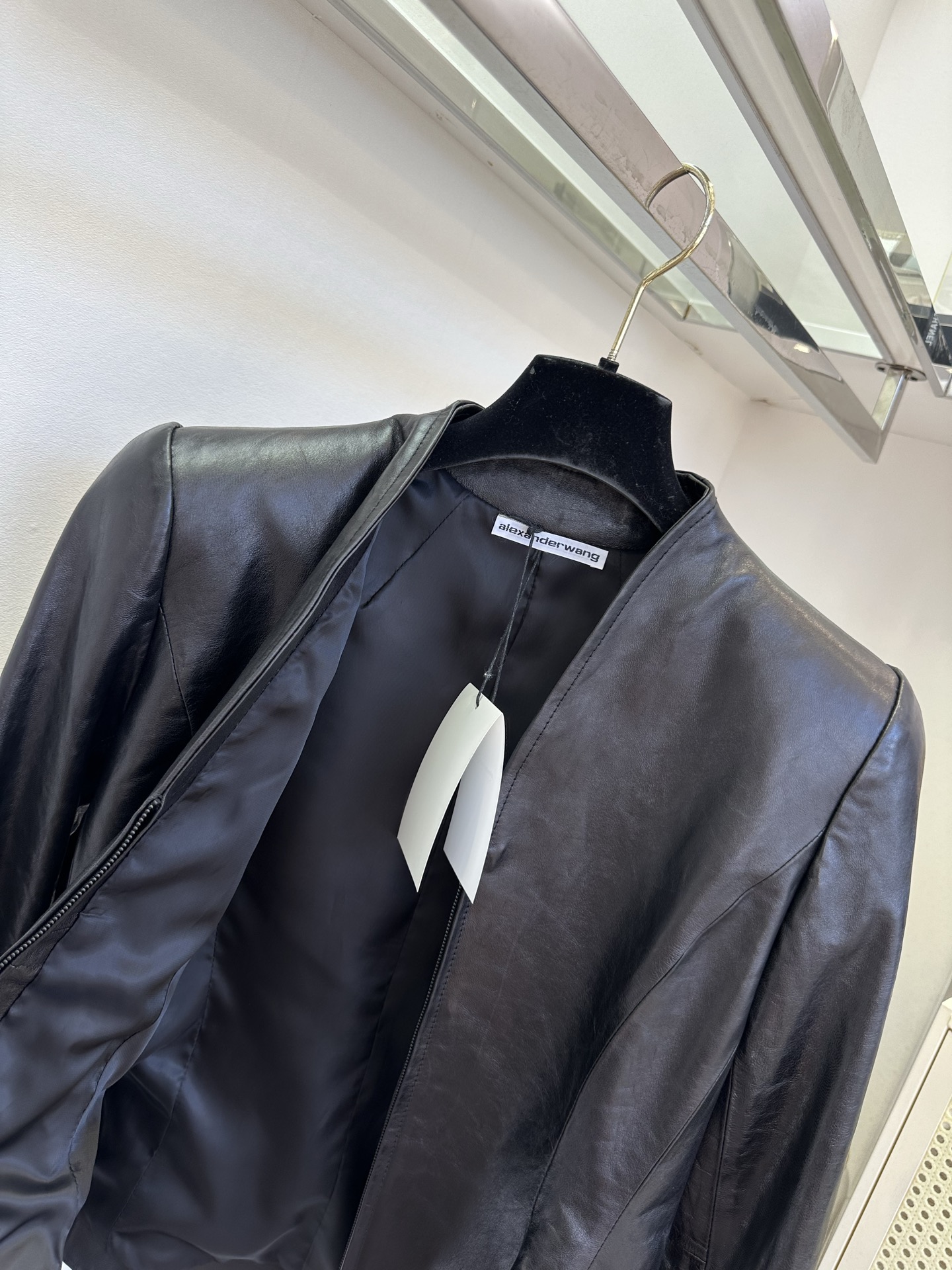「穿喜欢的衣服,做喜欢的自己」 采用进口绵羊皮|以剪裁勾勒优雅曲线,利落V领释放脖颈氛围感,不靠松紧,仅凭立体版 「穿喜欢的衣服,做喜欢的自己」 采用进口绵羊皮|以剪裁勾勒优雅曲线,利落V领释放脖颈氛围感,不靠松紧,仅凭立体版