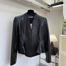 「穿喜欢的衣服,做喜欢的自己」 采用进口绵羊皮|以剪裁勾勒优雅曲线,利落V领释放脖颈氛围感,不靠松紧,仅凭立体版 「穿喜欢的衣服,做喜欢的自己」 采用进口绵羊皮|以剪裁勾勒优雅曲线,利落V领释放脖颈氛围感,不靠松紧,仅凭立体版