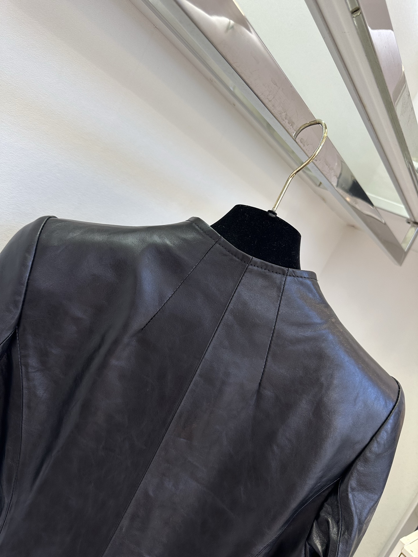 「穿喜欢的衣服,做喜欢的自己」 采用进口绵羊皮|以剪裁勾勒优雅曲线,利落V领释放脖颈氛围感,不靠松紧,仅凭立体版 「穿喜欢的衣服,做喜欢的自己」 采用进口绵羊皮|以剪裁勾勒优雅曲线,利落V领释放脖颈氛围感,不靠松紧,仅凭立体版