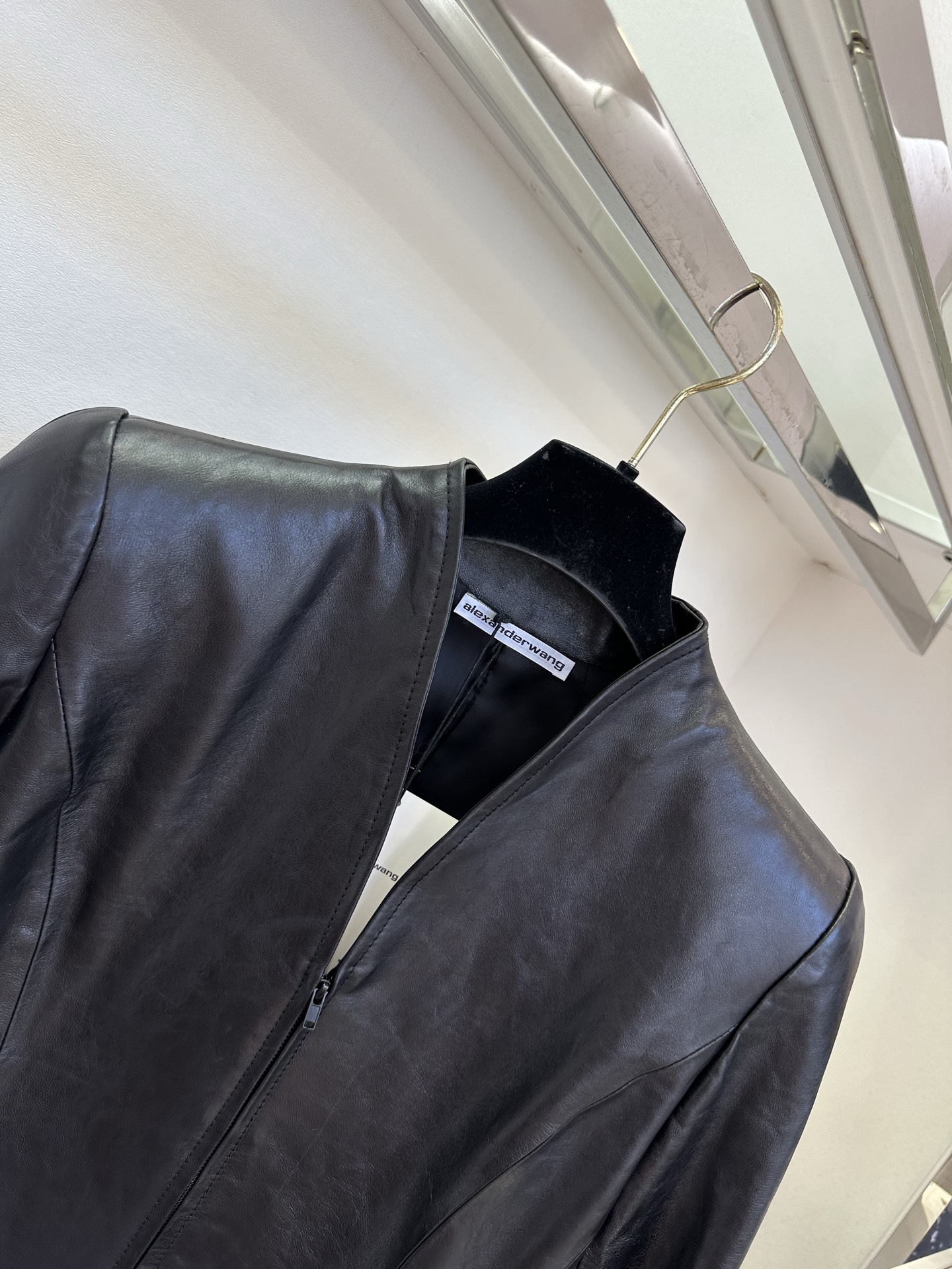 「穿喜欢的衣服,做喜欢的自己」 采用进口绵羊皮|以剪裁勾勒优雅曲线,利落V领释放脖颈氛围感,不靠松紧,仅凭立体版 「穿喜欢的衣服,做喜欢的自己」 采用进口绵羊皮|以剪裁勾勒优雅曲线,利落V领释放脖颈氛围感,不靠松紧,仅凭立体版