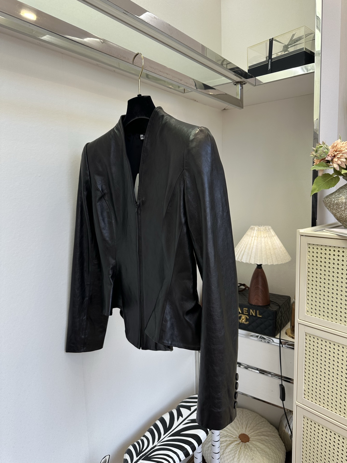 「穿喜欢的衣服,做喜欢的自己」 采用进口绵羊皮|以剪裁勾勒优雅曲线,利落V领释放脖颈氛围感,不靠松紧,仅凭立体版 「穿喜欢的衣服,做喜欢的自己」 采用进口绵羊皮|以剪裁勾勒优雅曲线,利落V领释放脖颈氛围感,不靠松紧,仅凭立体版