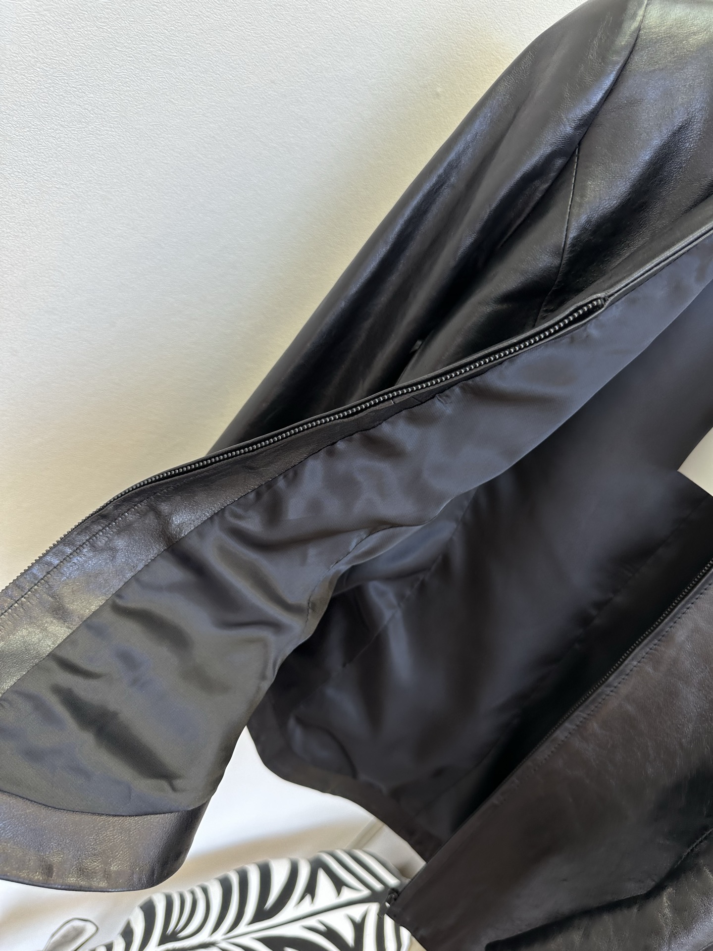 「穿喜欢的衣服,做喜欢的自己」 采用进口绵羊皮|以剪裁勾勒优雅曲线,利落V领释放脖颈氛围感,不靠松紧,仅凭立体版 「穿喜欢的衣服,做喜欢的自己」 采用进口绵羊皮|以剪裁勾勒优雅曲线,利落V领释放脖颈氛围感,不靠松紧,仅凭立体版