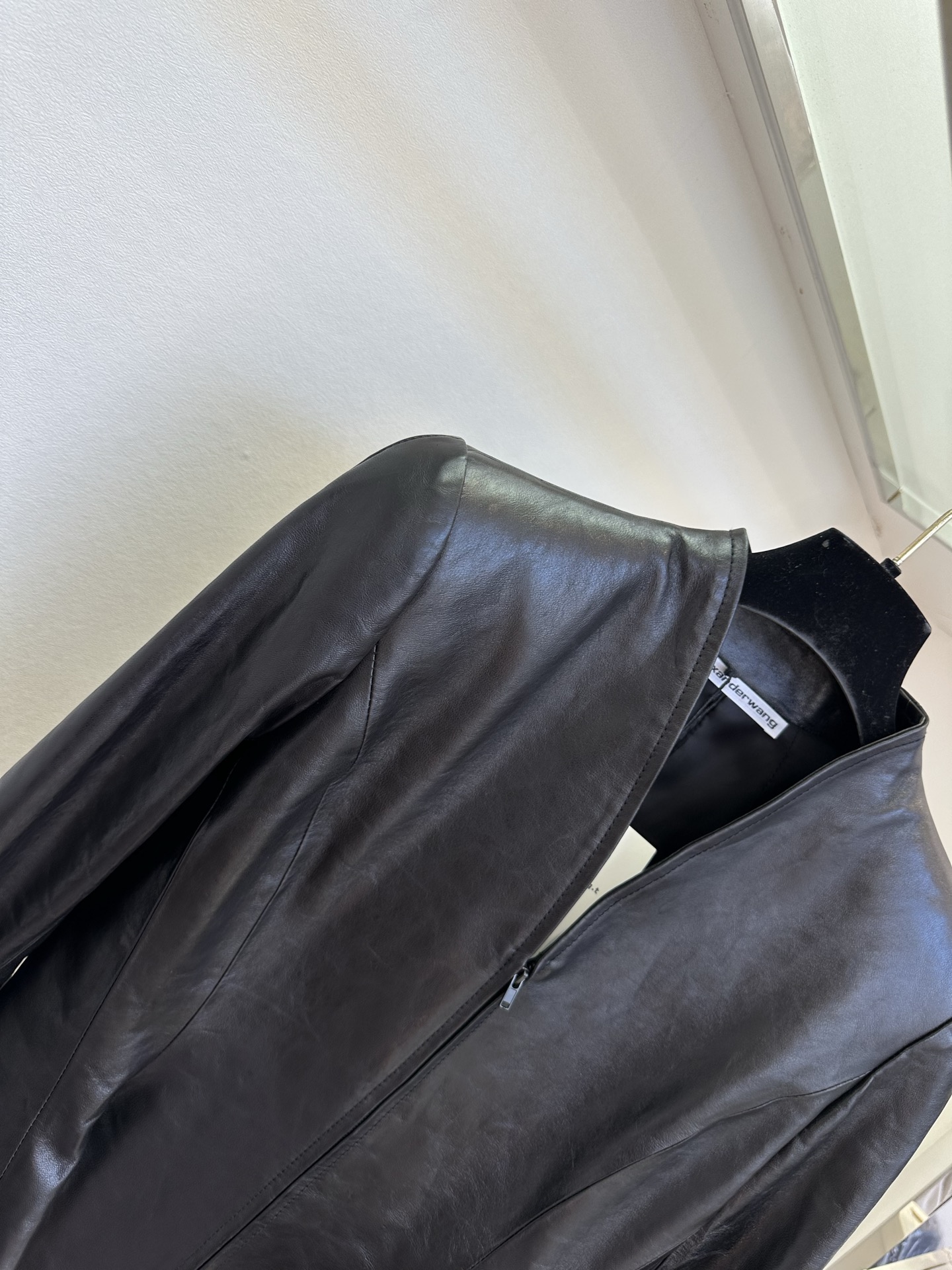 「穿喜欢的衣服,做喜欢的自己」 采用进口绵羊皮|以剪裁勾勒优雅曲线,利落V领释放脖颈氛围感,不靠松紧,仅凭立体版 「穿喜欢的衣服,做喜欢的自己」 采用进口绵羊皮|以剪裁勾勒优雅曲线,利落V领释放脖颈氛围感,不靠松紧,仅凭立体版