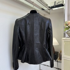 「穿喜欢的衣服,做喜欢的自己」 采用进口绵羊皮|以剪裁勾勒优雅曲线,利落V领释放脖颈氛围感,不靠松紧,仅凭立体版 「穿喜欢的衣服,做喜欢的自己」 采用进口绵羊皮|以剪裁勾勒优雅曲线,利落V领释放脖颈氛围感,不靠松紧,仅凭立体版