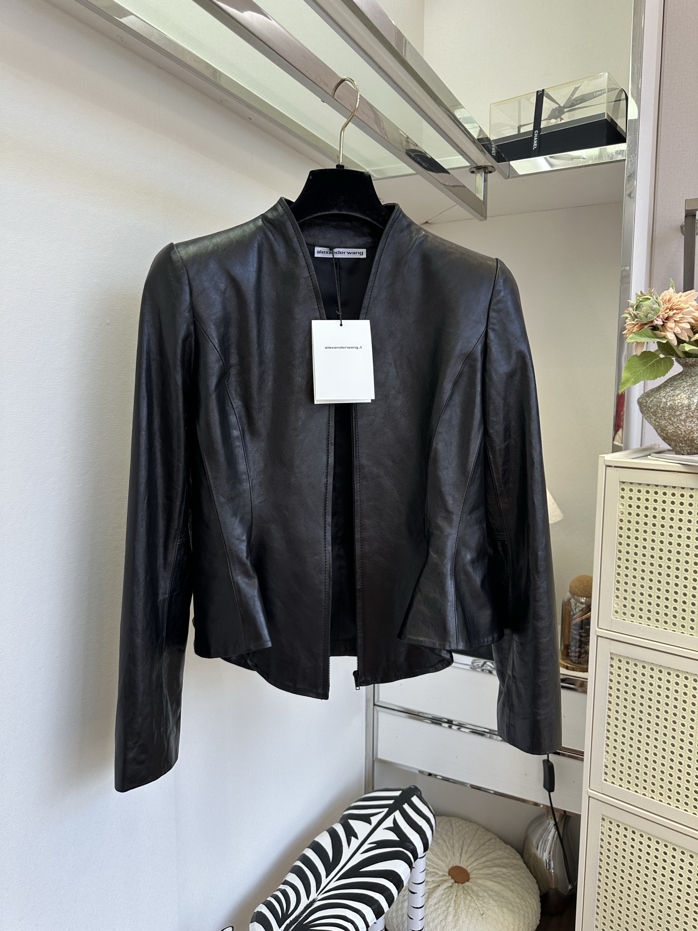 「穿喜欢的衣服,做喜欢的自己」 采用进口绵羊皮|以剪裁勾勒优雅曲线,利落V领释放脖颈氛围感,不靠松紧,仅凭立体版 「穿喜欢的衣服,做喜欢的自己」 采用进口绵羊皮|以剪裁勾勒优雅曲线,利落V领释放脖颈氛围感,不靠松紧,仅凭立体版