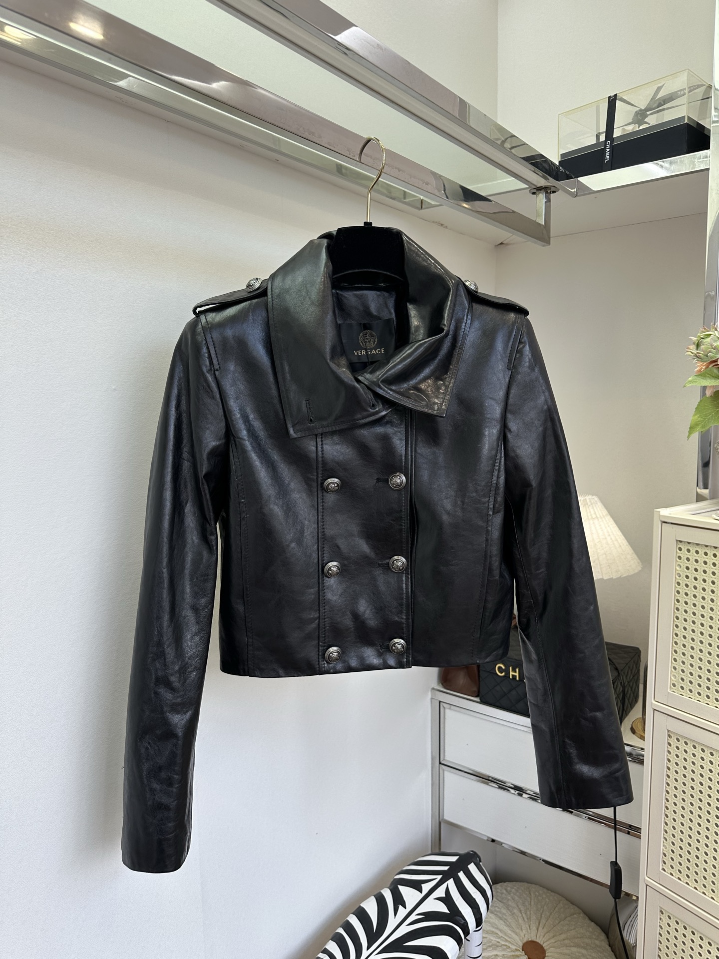 「精致!从一件喜欢的衣服开始」 一眼沦陷的紫色短款皮衣。水洗裂纹羊皮造就独有的自然肌理,每一寸皮纹都是无法复刻的 「精致!从一件喜欢的衣服开始」 一眼沦陷的紫色短款皮衣。水洗裂纹羊皮造就独有的自然肌理,每一寸皮纹都是无法复刻的