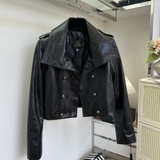 「精致!从一件喜欢的衣服开始」 一眼沦陷的紫色短款皮衣。水洗裂纹羊皮造就独有的自然肌理,每一寸皮纹都是无法复刻的 「精致!从一件喜欢的衣服开始」 一眼沦陷的紫色短款皮衣。水洗裂纹羊皮造就独有的自然肌理,每一寸皮纹都是无法复刻的