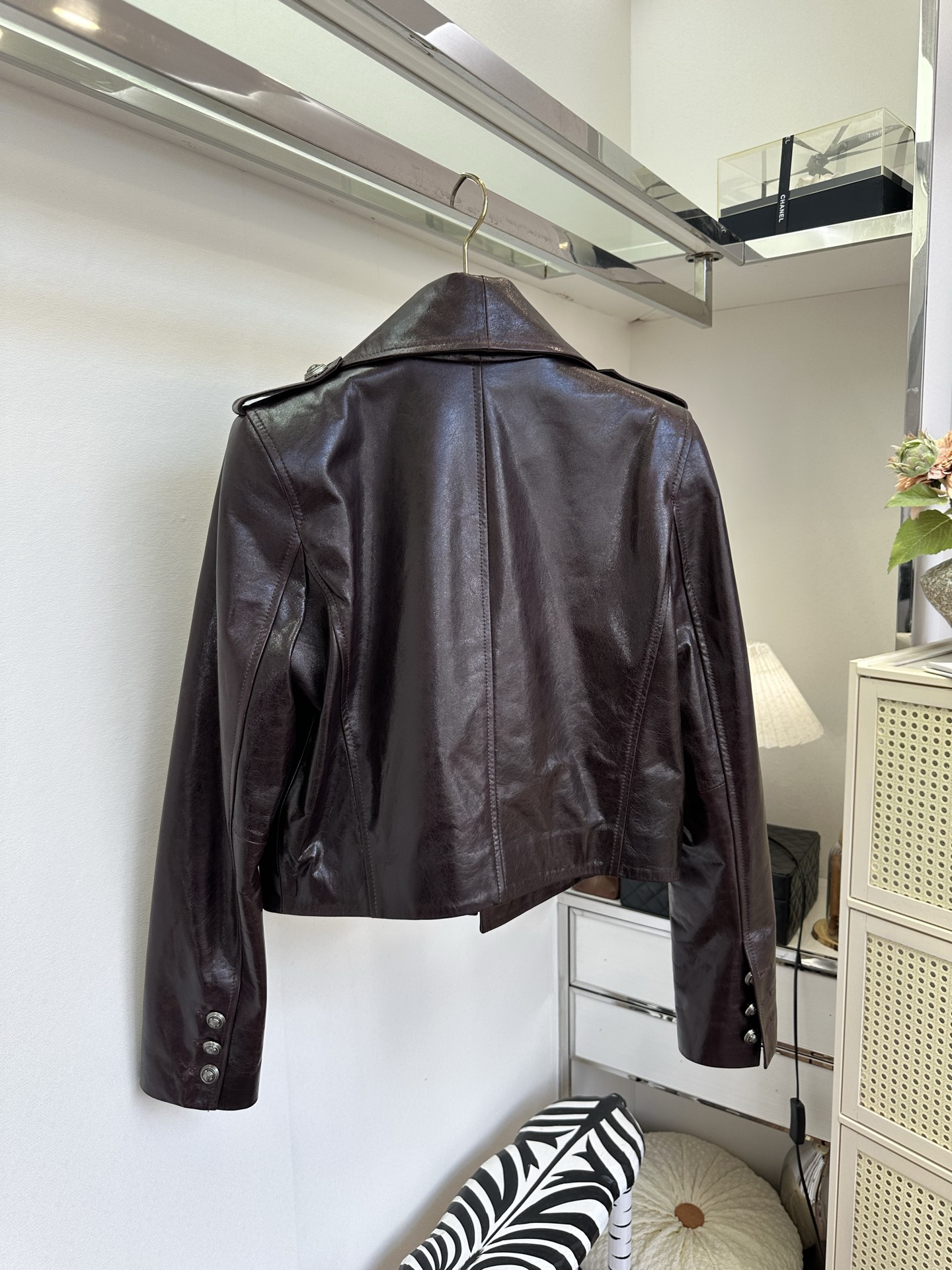 「精致!从一件喜欢的衣服开始」 一眼沦陷的紫色短款皮衣。水洗裂纹羊皮造就独有的自然肌理,每一寸皮纹都是无法复刻的 「精致!从一件喜欢的衣服开始」 一眼沦陷的紫色短款皮衣。水洗裂纹羊皮造就独有的自然肌理,每一寸皮纹都是无法复刻的