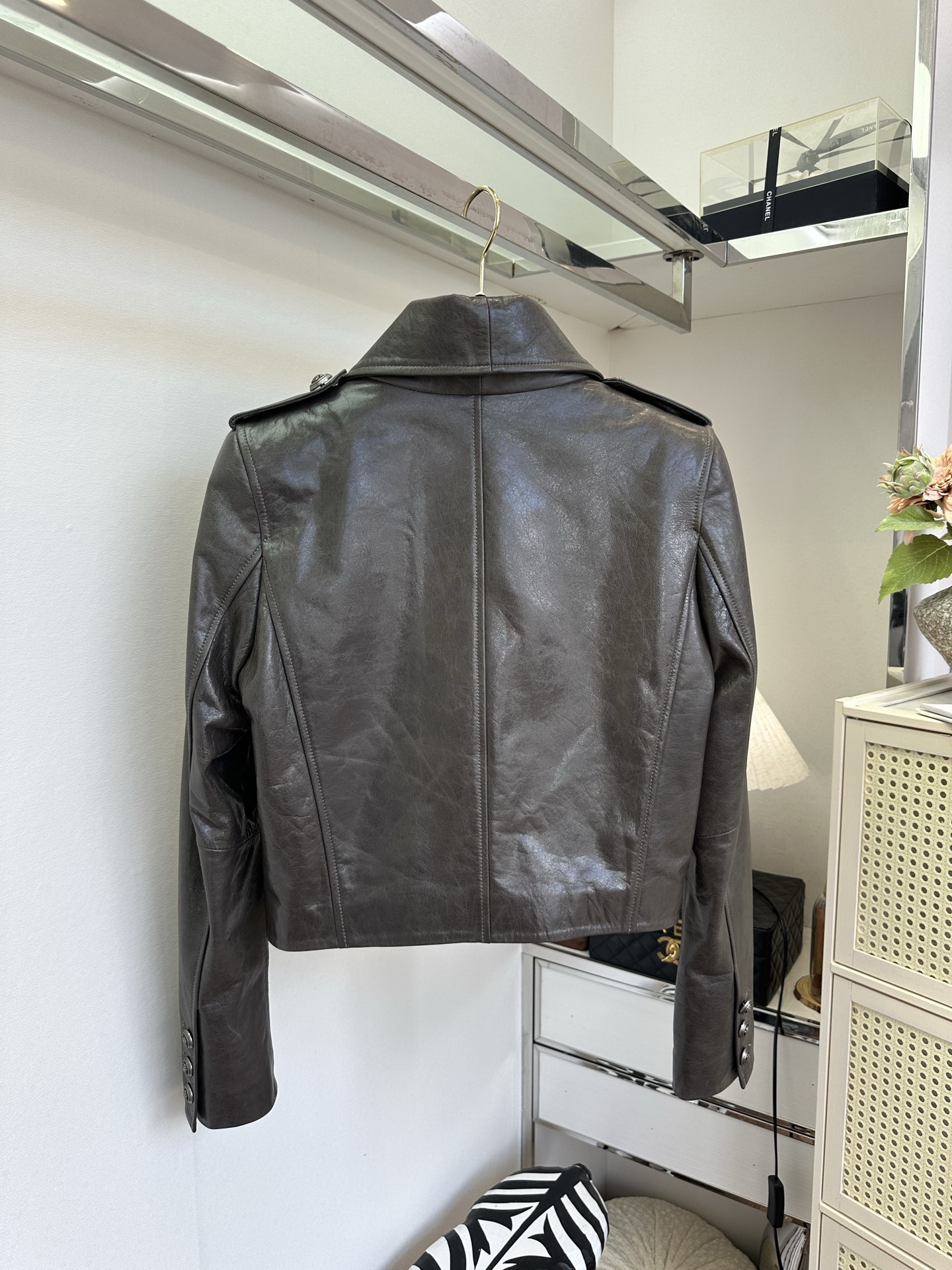 「精致!从一件喜欢的衣服开始」 一眼沦陷的紫色短款皮衣。水洗裂纹羊皮造就独有的自然肌理,每一寸皮纹都是无法复刻的 「精致!从一件喜欢的衣服开始」 一眼沦陷的紫色短款皮衣。水洗裂纹羊皮造就独有的自然肌理,每一寸皮纹都是无法复刻的