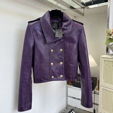 「精致!从一件喜欢的衣服开始」 一眼沦陷的紫色短款皮衣。水洗裂纹羊皮造就独有的自然肌理,每一寸皮纹都是无法复刻的 「精致!从一件喜欢的衣服开始」 一眼沦陷的紫色短款皮衣。水洗裂纹羊皮造就独有的自然肌理,每一寸皮纹都是无法复刻的