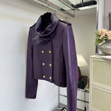 「精致!从一件喜欢的衣服开始」 一眼沦陷的紫色短款皮衣。水洗裂纹羊皮造就独有的自然肌理,每一寸皮纹都是无法复刻的 「精致!从一件喜欢的衣服开始」 一眼沦陷的紫色短款皮衣。水洗裂纹羊皮造就独有的自然肌理,每一寸皮纹都是无法复刻的