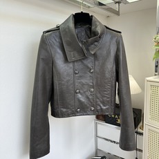「精致!从一件喜欢的衣服开始」 一眼沦陷的紫色短款皮衣。水洗裂纹羊皮造就独有的自然肌理,每一寸皮纹都是无法复刻的 「精致!从一件喜欢的衣服开始」 一眼沦陷的紫色短款皮衣。水洗裂纹羊皮造就独有的自然肌理,每一寸皮纹都是无法复刻的