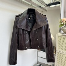 「精致!从一件喜欢的衣服开始」 一眼沦陷的紫色短款皮衣。水洗裂纹羊皮造就独有的自然肌理,每一寸皮纹都是无法复刻的 「精致!从一件喜欢的衣服开始」 一眼沦陷的紫色短款皮衣。水洗裂纹羊皮造就独有的自然肌理,每一寸皮纹都是无法复刻的
