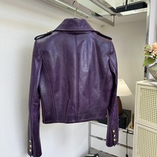「精致!从一件喜欢的衣服开始」 一眼沦陷的紫色短款皮衣。水洗裂纹羊皮造就独有的自然肌理,每一寸皮纹都是无法复刻的 「精致!从一件喜欢的衣服开始」 一眼沦陷的紫色短款皮衣。水洗裂纹羊皮造就独有的自然肌理,每一寸皮纹都是无法复刻的