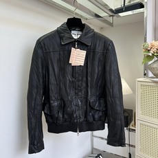 「高级无关颜值,衣品才是底气」 温柔治愈的灰调粉,甄选进口水洗绵羊皮。天然手抓褶皱肌理,皮身柔 「高级无关颜值,衣品才是底气」 温柔治愈的灰调粉,甄选进口水洗绵羊皮。天然手抓褶皱肌理,皮身柔