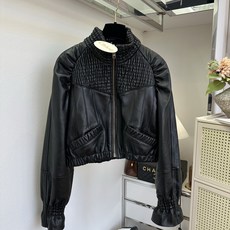 「拒绝平庸 追求美丽与品味也是一种翻盘」 意大利进口绵羊皮短款夹克。甄选细腻饱满的头层羊皮,皮 「拒绝平庸 追求美丽与品味也是一种翻盘」 意大利进口绵羊皮短款夹克。甄选细腻饱满的头层羊皮,皮