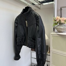 「拒绝平庸 追求美丽与品味也是一种翻盘」 意大利进口绵羊皮短款夹克。甄选细腻饱满的头层羊皮,皮 「拒绝平庸 追求美丽与品味也是一种翻盘」 意大利进口绵羊皮短款夹克。甄选细腻饱满的头层羊皮,皮
