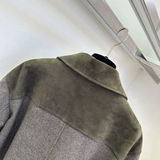 「其实外在的改变 是内心的的潜期待」 韩里韩气的阔版中长款外套,巧妙的把进口翻毛皮跟毛呢绒完美结合,高级的颜 「其实外在的改变 是内心的的潜期待」 韩里韩气的阔版中长款外套,巧妙的把进口翻毛皮跟毛呢绒完美结合,高级的颜