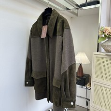 「其实外在的改变 是内心的的潜期待」 韩里韩气的阔版中长款外套,巧妙的把进口翻毛皮跟毛呢绒完美结合,高级的颜 「其实外在的改变 是内心的的潜期待」 韩里韩气的阔版中长款外套,巧妙的把进口翻毛皮跟毛呢绒完美结合,高级的颜
