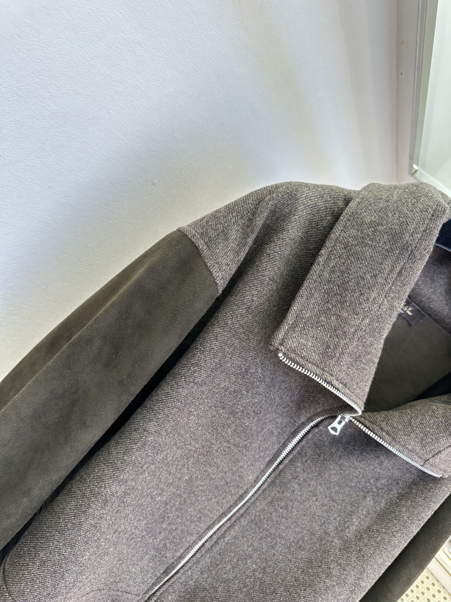 「其实外在的改变  是内心的的潜期待」      复古拼接短外套｜翻毛羊皮绒×毛呢绒，两种质感碰撞，柔和绒面与粗纺肌理交
