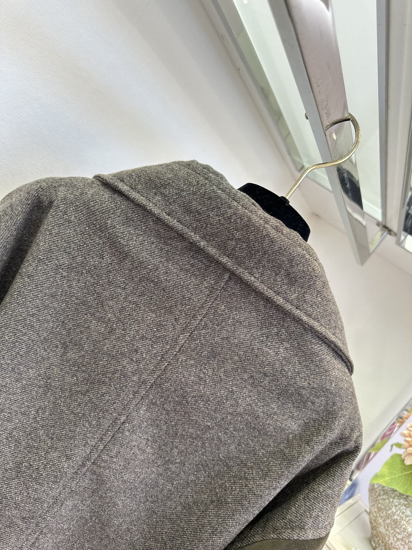 「其实外在的改变  是内心的的潜期待」      复古拼接短外套｜翻毛羊皮绒×毛呢绒，两种质感碰撞，柔和绒面与粗纺肌理交