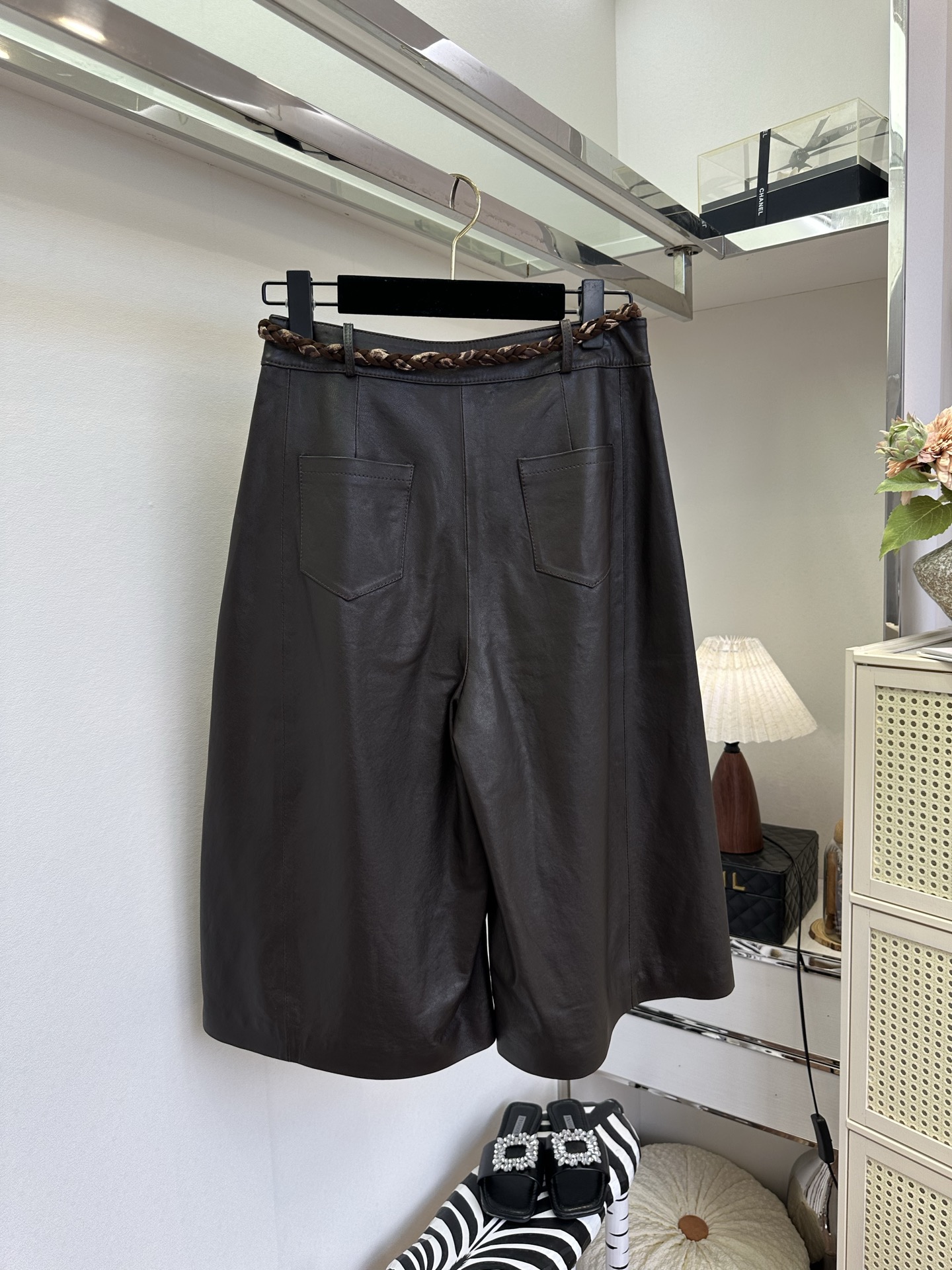 「用美丽的心情 穿漂亮的衣服 」      绵羊皮天生柔韧，裹着不声张的矜贵。阔腿七分，步履间漾开恰到好处的余量。腰间豹