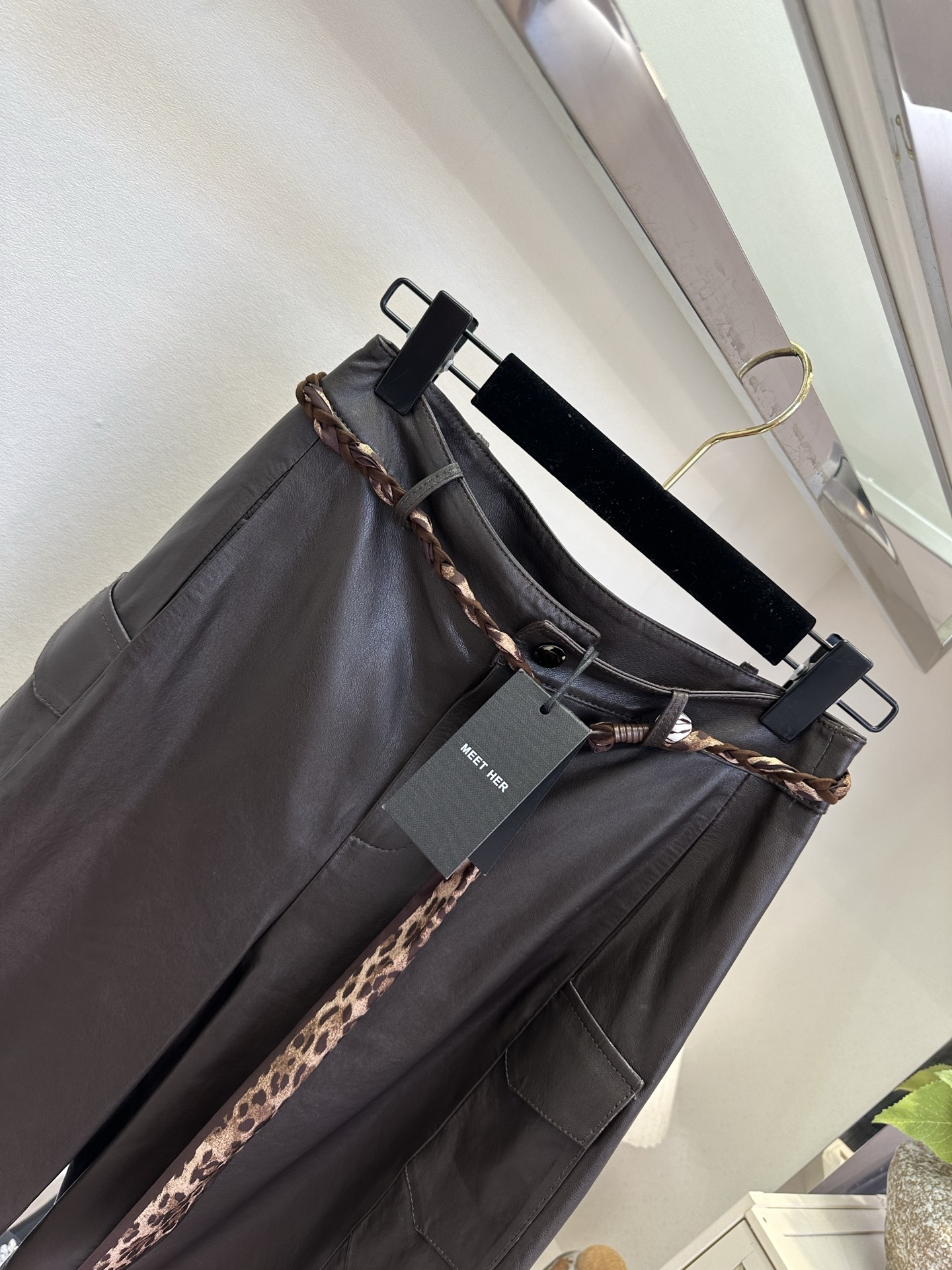 「用美丽的心情 穿漂亮的衣服 」      绵羊皮天生柔韧，裹着不声张的矜贵。阔腿七分，步履间漾开恰到好处的余量。腰间豹