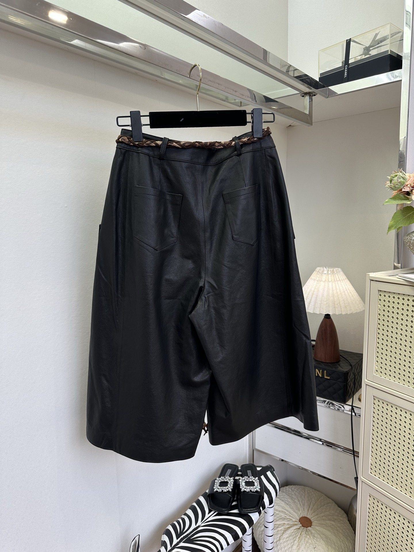 「用美丽的心情 穿漂亮的衣服 」      绵羊皮天生柔韧，裹着不声张的矜贵。阔腿七分，步履间漾开恰到好处的余量。腰间豹
