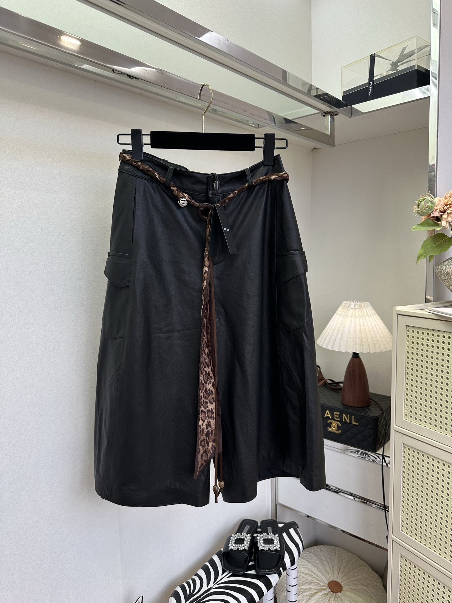 「用美丽的心情 穿漂亮的衣服 」      绵羊皮天生柔韧，裹着不声张的矜贵。阔腿七分，步履间漾开恰到好处的余量。腰间豹