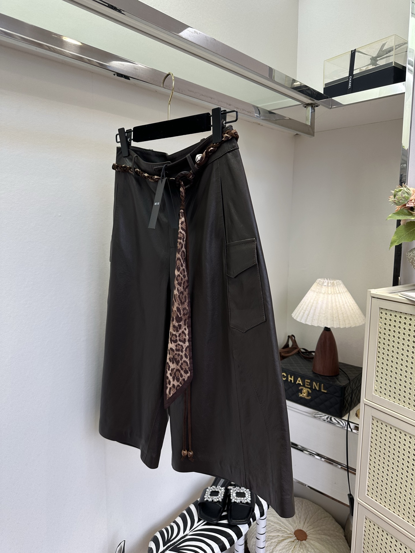 「用美丽的心情 穿漂亮的衣服 」      绵羊皮天生柔韧，裹着不声张的矜贵。阔腿七分，步履间漾开恰到好处的余量。腰间豹