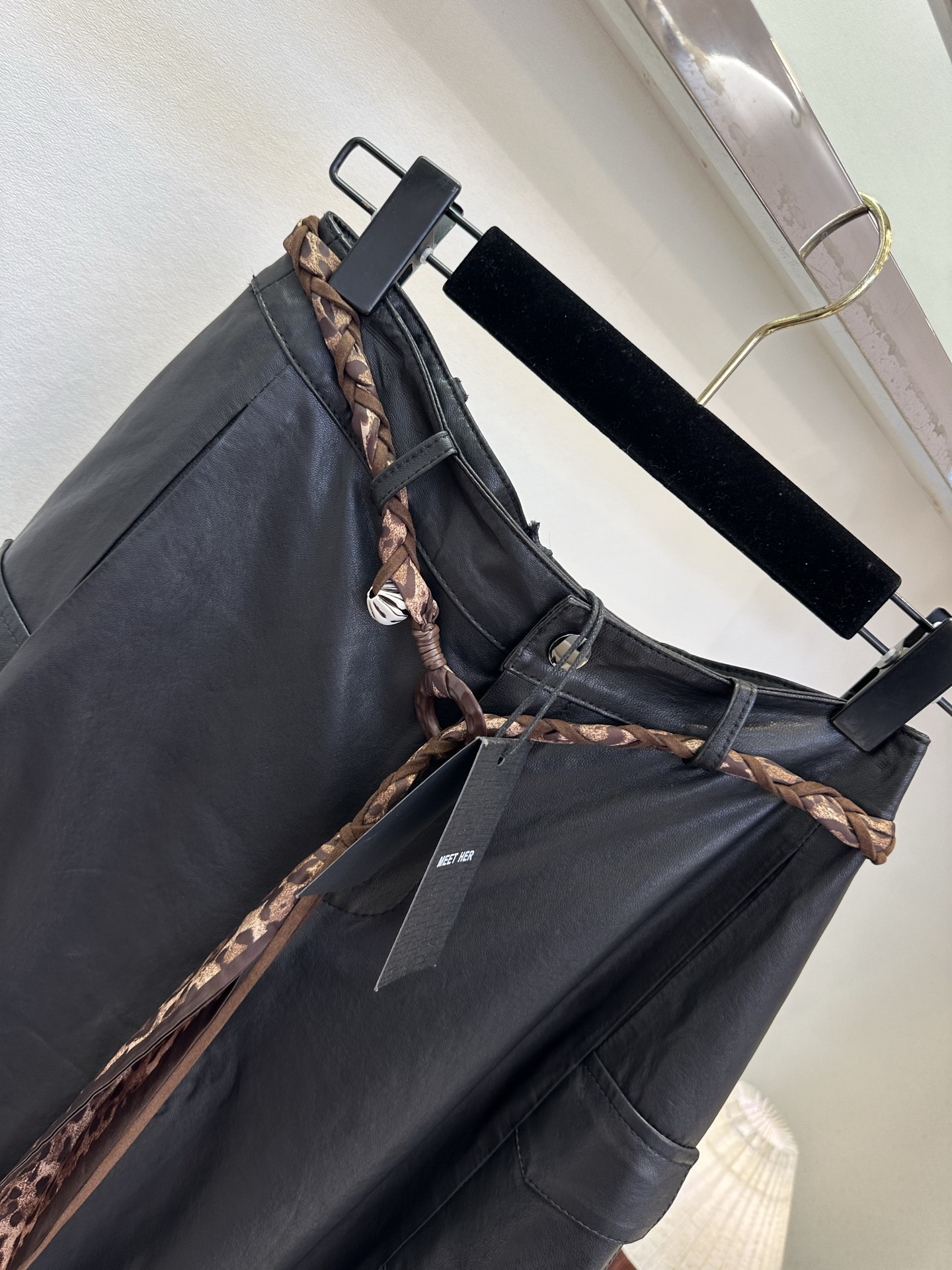 「用美丽的心情 穿漂亮的衣服 」      绵羊皮天生柔韧，裹着不声张的矜贵。阔腿七分，步履间漾开恰到好处的余量。腰间豹