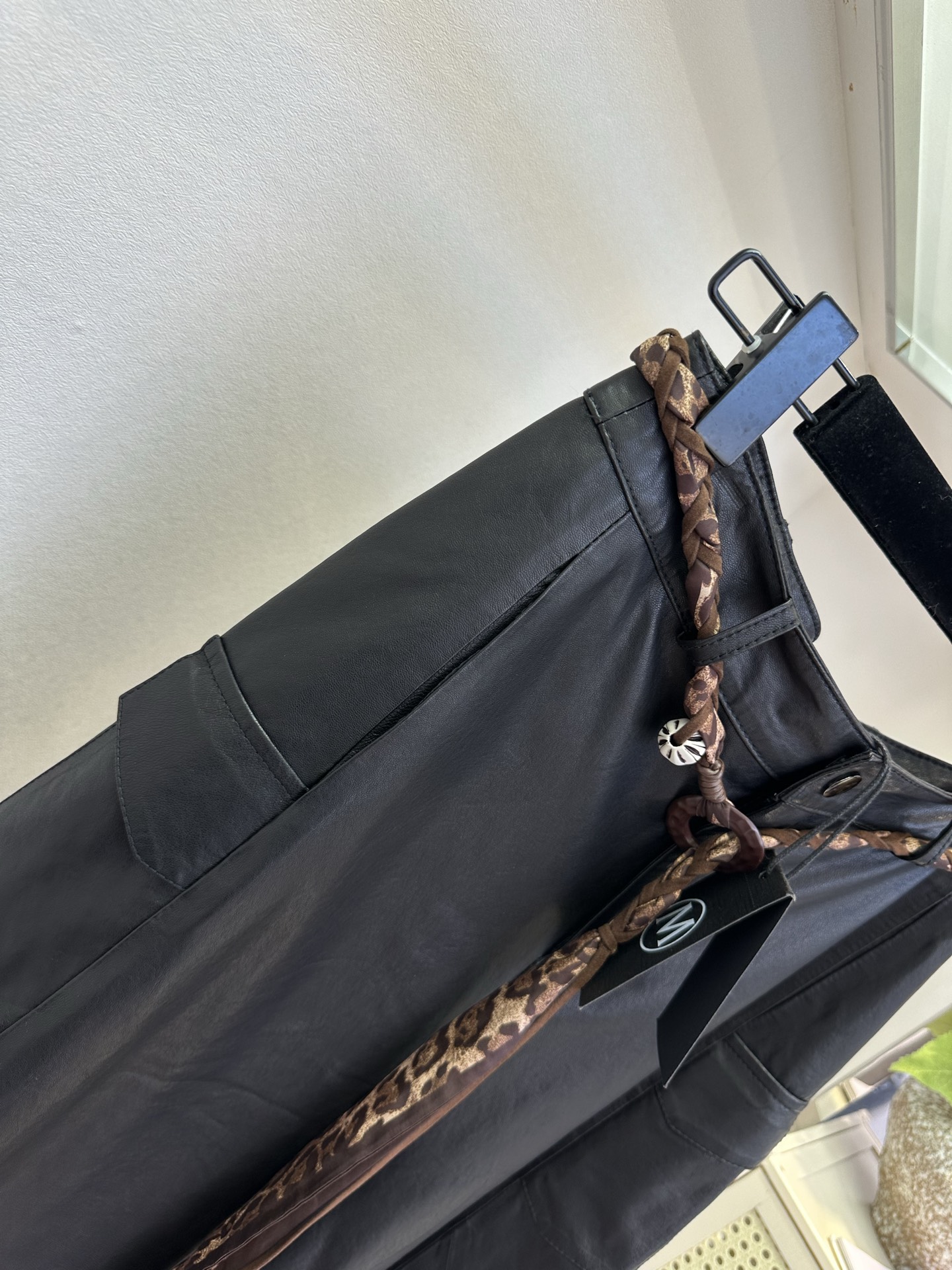 「用美丽的心情 穿漂亮的衣服 」      绵羊皮天生柔韧，裹着不声张的矜贵。阔腿七分，步履间漾开恰到好处的余量。腰间豹