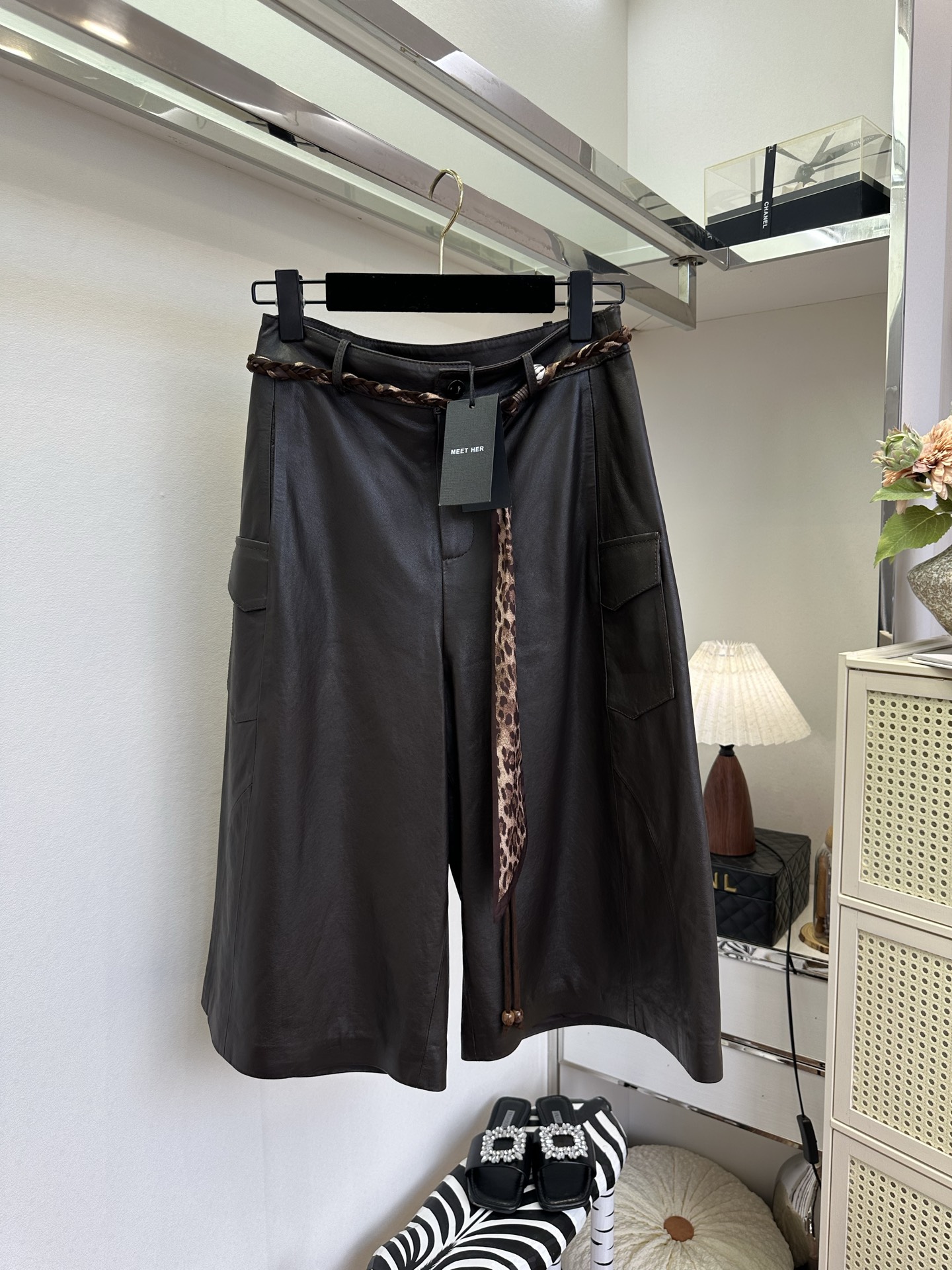 「用美丽的心情 穿漂亮的衣服 」      绵羊皮天生柔韧，裹着不声张的矜贵。阔腿七分，步履间漾开恰到好处的余量。腰间豹