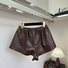 「辣妹出街啦」 甄选进口绵羊皮短裤|复古棕调氛围感,软糯细腻的绵羊皮肌理,松紧腰不挑腰腹,阔版A字版型,藏胯显 「辣妹出街啦」 甄选进口绵羊皮短裤|复古棕调氛围感,软糯细腻的绵羊皮肌理,松紧腰不挑腰腹,阔版A字版型,藏胯显
