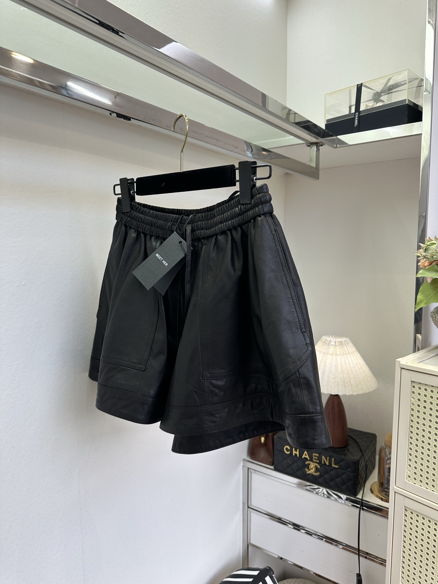 「辣妹出街啦」 甄选进口绵羊皮短裤|复古棕调氛围感,软糯细腻的绵羊皮肌理,松紧腰不挑腰腹,阔版A字版型,藏胯显 「辣妹出街啦」 甄选进口绵羊皮短裤|复古棕调氛围感,软糯细腻的绵羊皮肌理,松紧腰不挑腰腹,阔版A字版型,藏胯显