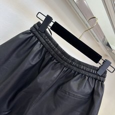 「辣妹出街啦」 甄选进口绵羊皮短裤|复古棕调氛围感,软糯细腻的绵羊皮肌理,松紧腰不挑腰腹,阔版A字版型,藏胯显 「辣妹出街啦」 甄选进口绵羊皮短裤|复古棕调氛围感,软糯细腻的绵羊皮肌理,松紧腰不挑腰腹,阔版A字版型,藏胯显
