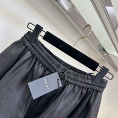 「辣妹出街啦」 甄选进口绵羊皮短裤|复古棕调氛围感,软糯细腻的绵羊皮肌理,松紧腰不挑腰腹,阔版A字版型,藏胯显 「辣妹出街啦」 甄选进口绵羊皮短裤|复古棕调氛围感,软糯细腻的绵羊皮肌理,松紧腰不挑腰腹,阔版A字版型,藏胯显