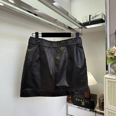 「辣妹出街啦」 甄选进口绵羊皮 软糯细腻的绵羊皮肌理 做了油蜡工艺 皮料更加有光泽度 更加高级 腰间特意做了可 「辣妹出街啦」 甄选进口绵羊皮 软糯细腻的绵羊皮肌理 做了油蜡工艺 皮料更加有光泽度 更加高级 腰间特意做了可