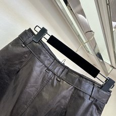 「辣妹出街啦」 甄选进口绵羊皮 软糯细腻的绵羊皮肌理 做了油蜡工艺 皮料更加有光泽度 更加高级 腰间特意做了可 「辣妹出街啦」 甄选进口绵羊皮 软糯细腻的绵羊皮肌理 做了油蜡工艺 皮料更加有光泽度 更加高级 腰间特意做了可