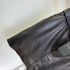 「辣妹出街啦」 甄选进口绵羊皮 软糯细腻的绵羊皮肌理 做了油蜡工艺 皮料更加有光泽度 更加高级 腰间特意做了可 「辣妹出街啦」 甄选进口绵羊皮 软糯细腻的绵羊皮肌理 做了油蜡工艺 皮料更加有光泽度 更加高级 腰间特意做了可