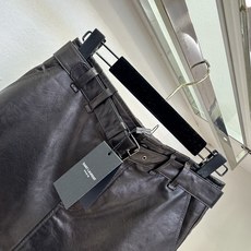 「辣妹出街啦」 甄选进口绵羊皮 软糯细腻的绵羊皮肌理 做了油蜡工艺 皮料更加有光泽度 更加高级 腰间特意做了可 「辣妹出街啦」 甄选进口绵羊皮 软糯细腻的绵羊皮肌理 做了油蜡工艺 皮料更加有光泽度 更加高级 腰间特意做了可