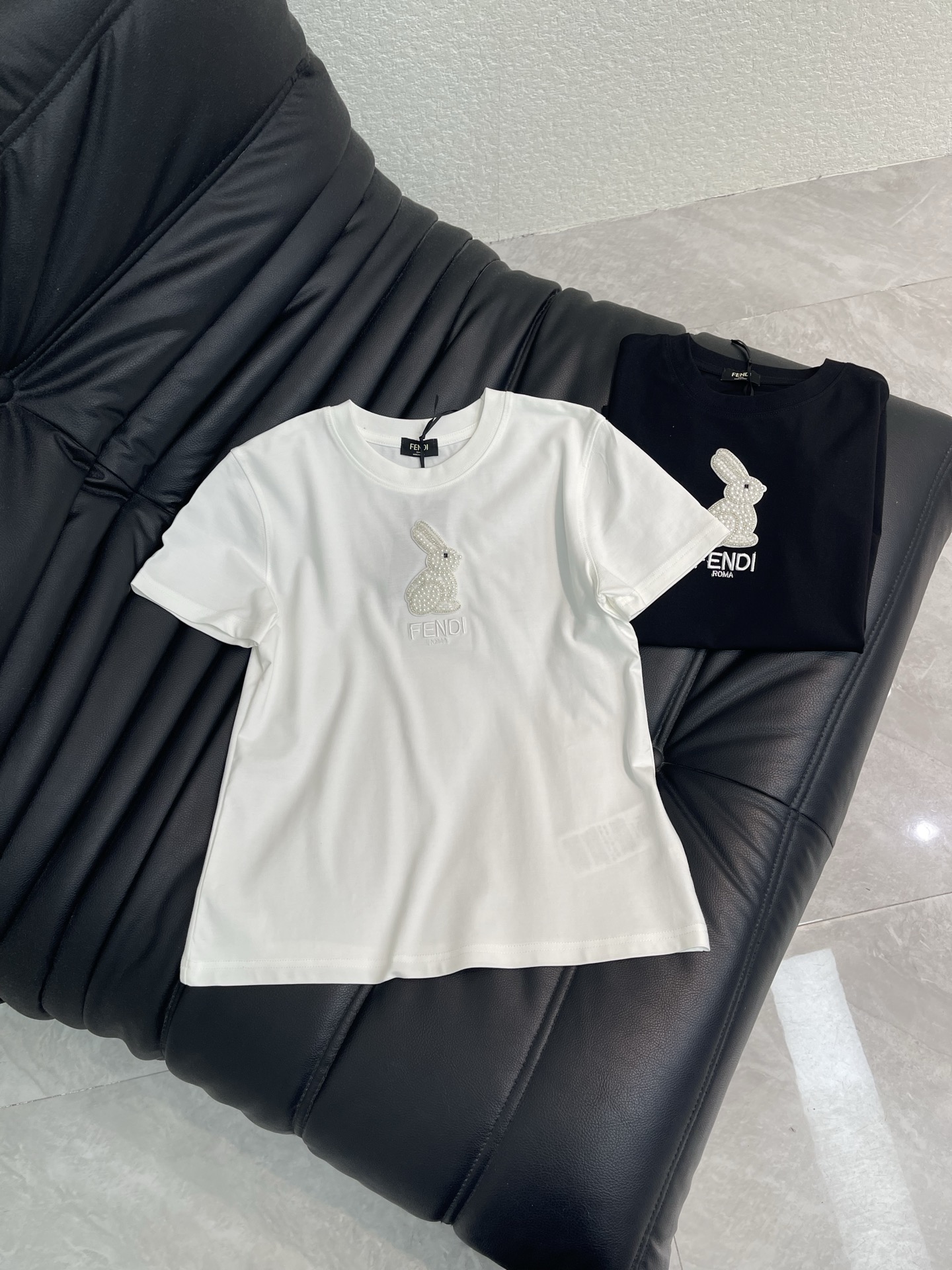 NO:762607,Fend*26 new spring and summer heavy-duty embroidered letters pearl bunny short-sleeved T-shirt Mercerized cotton fabric High-density fashionable sports style Every daily wear Playful and age-reducing design elements full of vitality High quality Size S-XXL,,fendi,T-shirt,tees,t-shirt,19860909Fend*26春夏新款重工刺绣字母珍珠小兔子短袖T恤 丝光棉面料 高密度时髦运动风 每个日常的穿搭 俏皮减龄充满元气的设计元素 高品质 尺码S-XXL,,fendi,T-shirt,tees，t-shirt,,Women's clothing