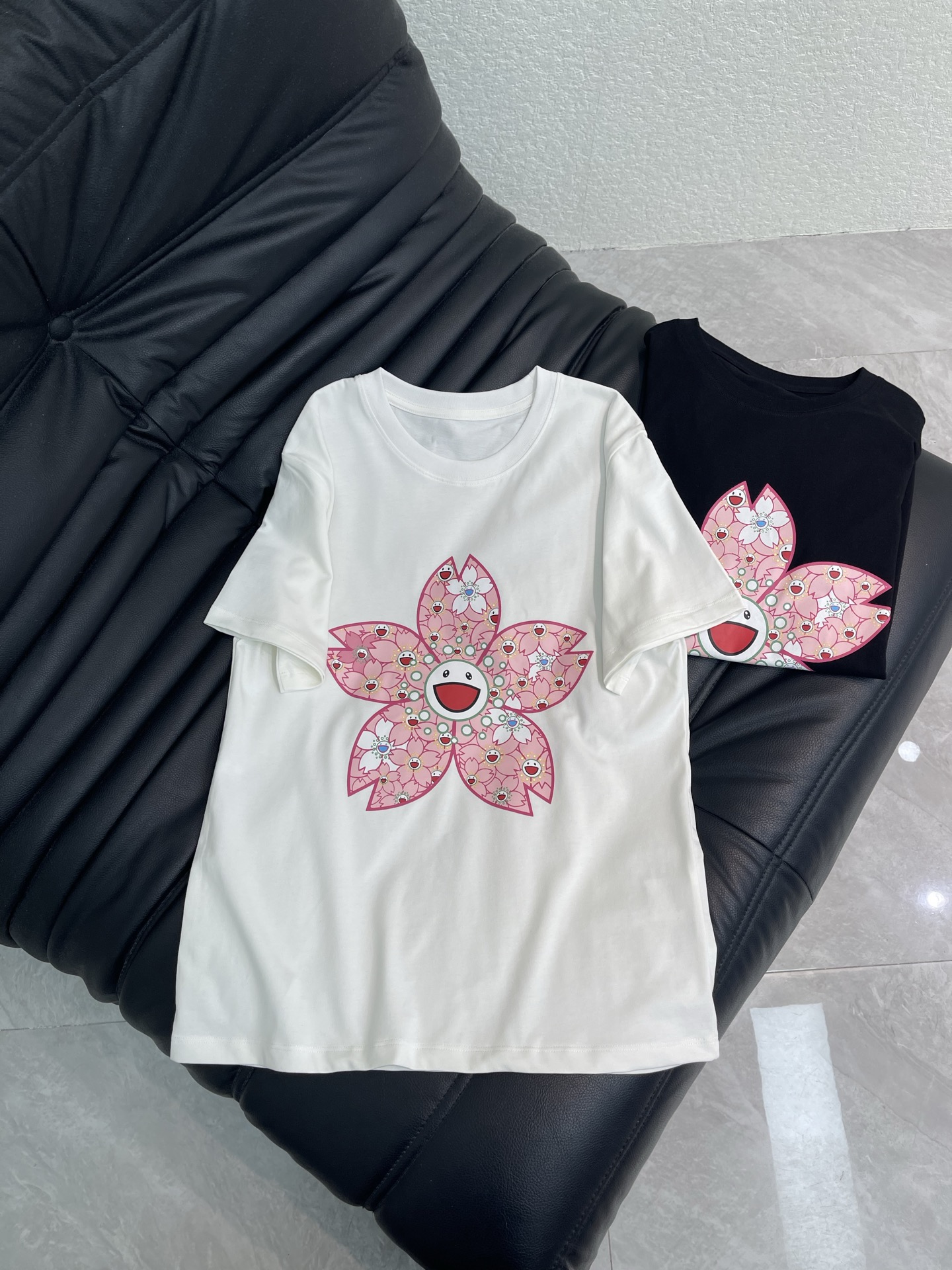 NO:791730,Trendy brand design 26 spring and summer new sunflower smiley face printed short-sleeved T-shirt. Pure cotton fabric. High-density fashionable sports style. Everyday wear. Playful and age-reducing design elements full of vitality. High quality. Sizes SML, T-shirt, tees, t-shirt,19860909潮牌设计26春夏新款太阳花笑脸印花短袖T恤 纯棉面料 高密度时髦运动风 每个日常的穿搭 俏皮减龄充满元气的设计元素 高品质 尺码SML,,T-shirt,tees，t-shirt,,Women's clothing