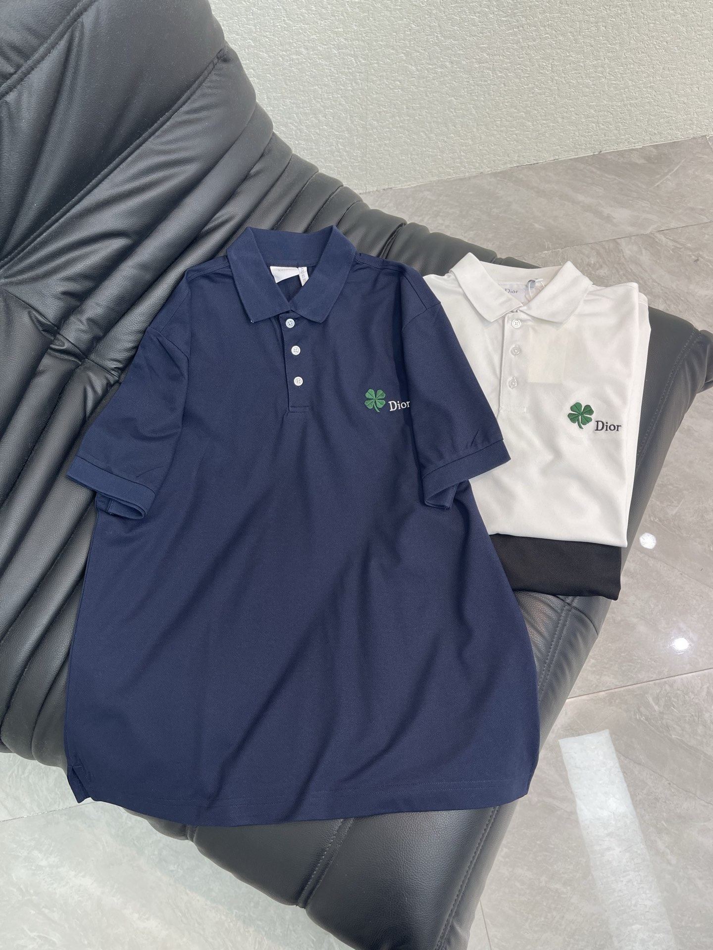 NO:790563,Dio*26's new four-leaf clover embroidered letter short-sleeved T-shirt. This lapel Polo shirt is made of high-weight piqué cotton mesh fabric. This fabric is not only breathable and comfortable, but also has a super texture. It is super comfortable to wear in summer! The embroidered logo on the chest is simple and recognizable. The right-shoulder cut modifies the body shape, and can be easily managed in business and leisure. Whether paired with jeans or casual pants, it can show an elegant and fashionable temperament. It is a must-have and versatile item in the wardrobe! Same style for men and women!  S-XL A,,dior,jeans,T-shirt,tees,t-shirt,19860909Dio*26新款四叶草刺绣字母短袖T恤.这款翻领Polo衫,选用高克重珠地棉网眼面料,这种面料不仅透气舒适,而且质感超级棒,夏天穿超舒服!胸前刺绣logo,简约又有辨识度.正肩剪裁修饰身形,商务休闲都能轻松驾驭.无论搭配牛仔裤还是休闲裤,都能展现优雅时尚气质,是衣橱必备百搭单品!男女同款！S-XL A,,dior,jeans,T-shirt,tees，t-shirt,,Women's clothing