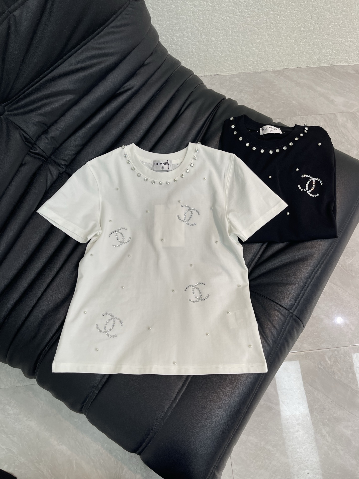 NO:762603,Chane*26 new spring and summer heavy-duty beaded short-sleeved T-shirt, mercerized cotton fabric, high-density fashionable sports style, every daily wear, playful and age-reducing design elements full of vitality, high quality, sizes S-XXL,,chanel,T-shirt,tees,t-shirt,19860909Chane*26春夏新款重工烫钻钉珠短袖T恤 丝光棉面料 高密度时髦运动风 每个日常的穿搭 俏皮减龄充满元气的设计元素 高品质 尺码S-XXL,,chanel,T-shirt,tees，t-shirt,,Women's clothing