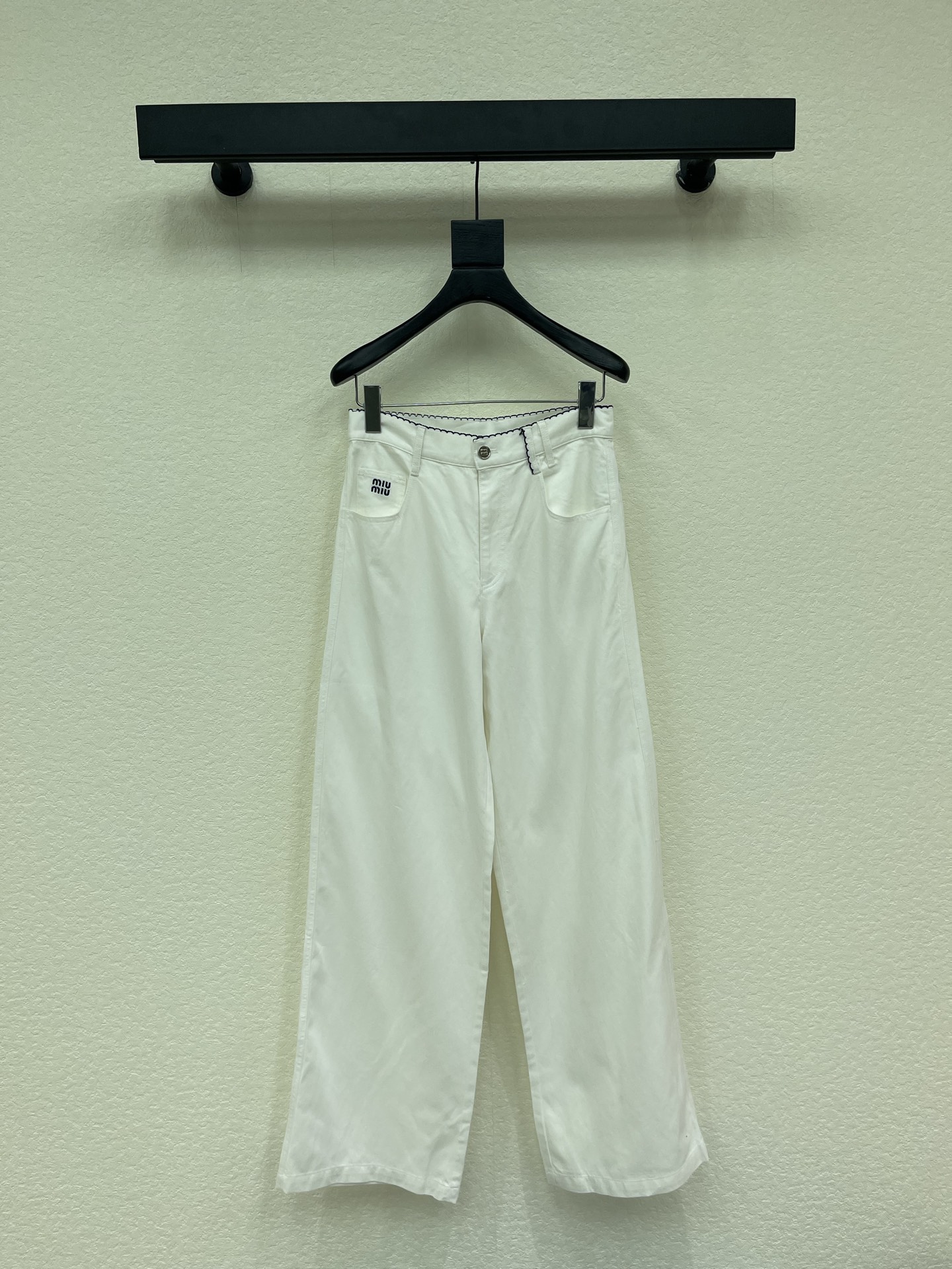 NO:793772,Miumi*26 new lace casual pants, versatile and high-end colors, showing a sense of high-end casualness, a visual feast, a must-have versatile item for all seasons, custom-made fabrics, great texture, full of lazy style, a must-have item for goddesses!  The version is versatile and not picky, the lines are elongated and the proportions are so beautiful that you don’t want to miss it!  The quality of workmanship depends on the details SML,,miumiu,19860909Miumi*26新款花边休闲裤 颜色百搭高级 尽显高级随意感 视觉盛宴 四季必入的百搭单品 订制面料,质感巨好 慵懒范儿十足 女神必入神器！ 版型百搭不挑人 拉长线条比例 上身美的不要不要的！ 做工品质看细节 SML,,miumiu,,Women's clothing