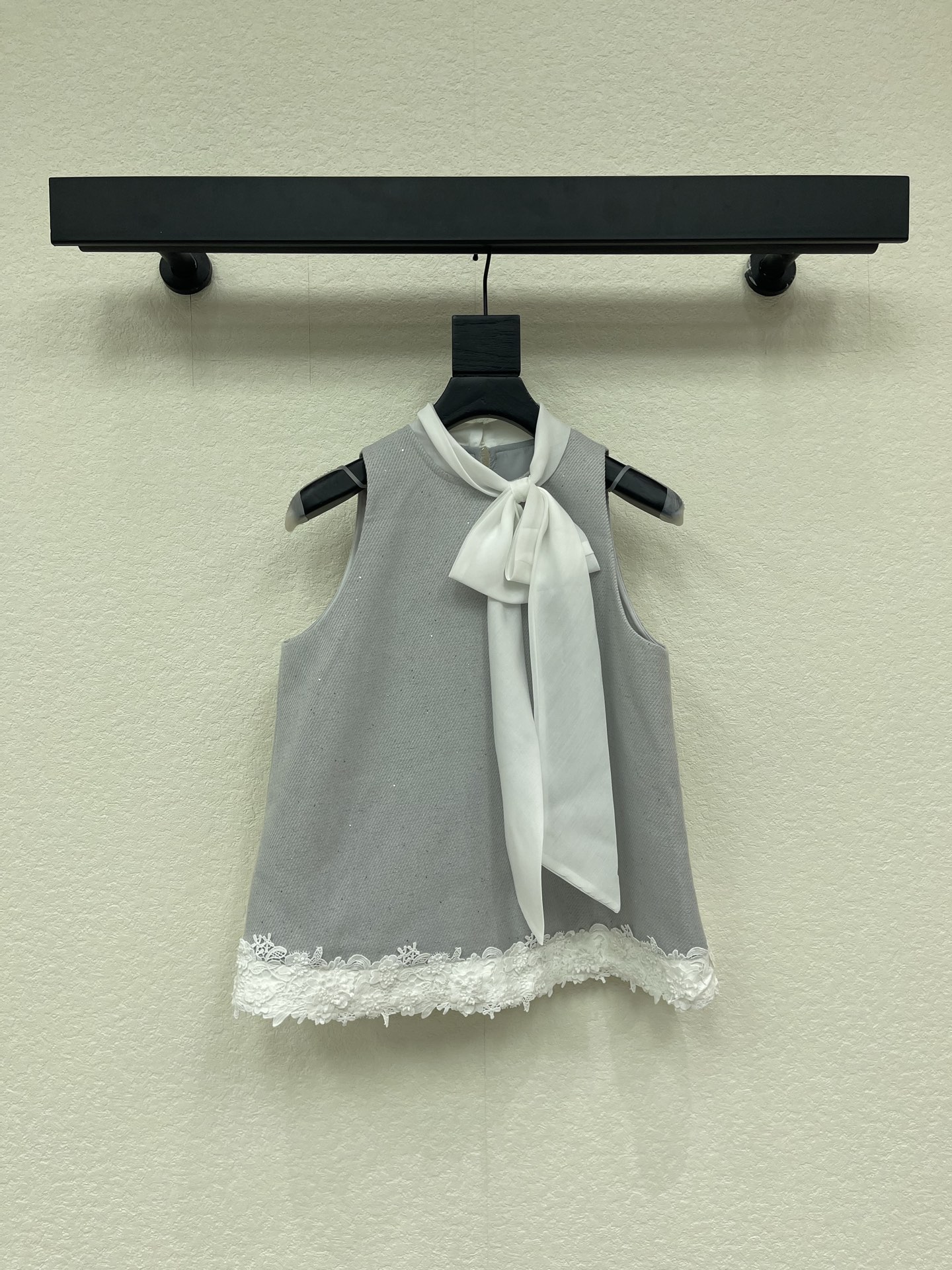 NO:796767,Design 26 spring and summer new products French sweet and fresh blue bow lace vest + sequined skirt suit. The white bow at the neckline is the visual focus of the whole look. The sleeveless short top + straight skirt set makes a girly look. The white lace stitching on the edge adds a soft element. The light gray textured fabric has a delicate luster. The texture is stiff and not easy to wrinkle. The perfect combination of retro elegance and girlishness. SMLXL back,,skirts,19860909设计26春夏新款品法式甜美小清新蓝色蝴蝶结花边背心+珠片半裙套装 领口白色蝴蝶结是整套造型的视觉焦点 无袖短款上衣+直筒短裙一套穿搭少女感满满 边缘拼接白色蕾丝花边增添了柔美元素 浅灰色肌理感面料自带细腻光泽 质感挺括不易皱 复古优雅与少女感完美结合SMLXL 背,,skirts,,Women's clothing
