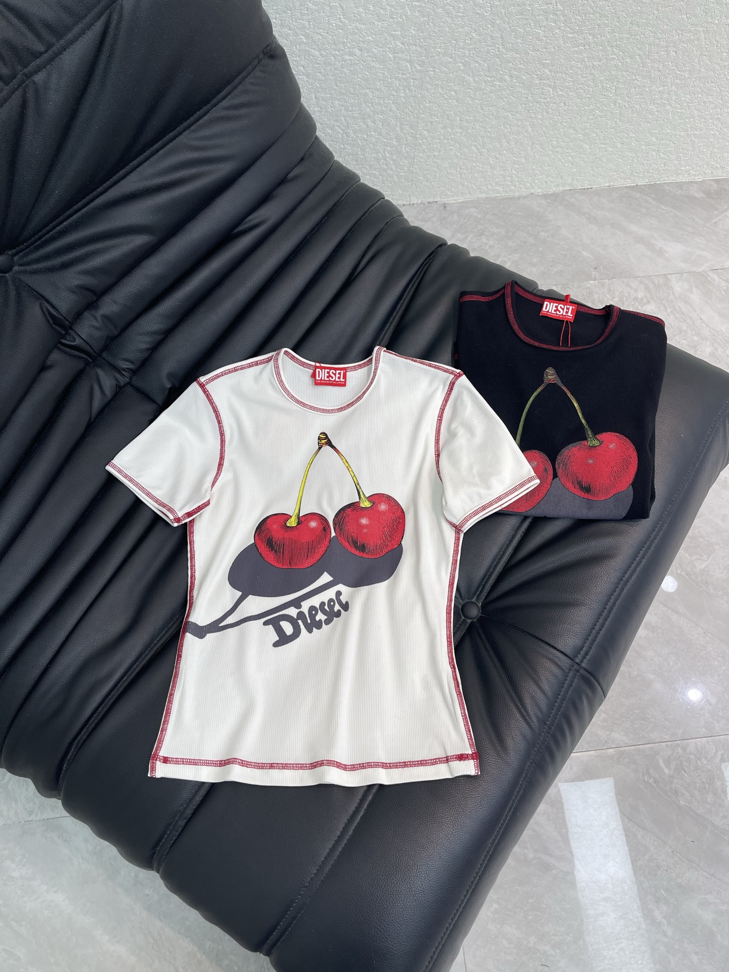 NO:791702,Dese*26 new spring and summer new age-reducing style, women's group style waist mini version cherry short-sleeved T-shirt!  Cherry letter print stitching trim. A free-spirited goddess item. Customized imported washed pure cotton material is light and comfortable. Fully positioned jacquard on the front and back. The classic version does not flatter the upper body, making you slim and tall!  The quality of workmanship depends on the details!  SML A,,T-shirt,tees,t-shirt,19860909Dese*26春夏新品减龄风穿搭,女团风收腰mini版型樱桃短袖T恤！樱桃字母印花车线饰边.无拘无束的自由灵魂气质女神单品,定制进口洗水纯棉材质轻盈舒适.前后全定位提花.经典版型不挑人上身显瘦又高挑！做工品质看细节！SML A,,T-shirt,tees，t-shirt,,Women's clothing